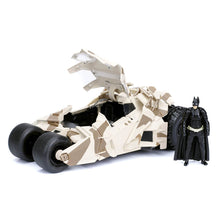 Cargar imagen en el visor de la galería, Vehículo Batmóvil Camuflaje 2008 – El Caballero Oscuro – Jada Toys