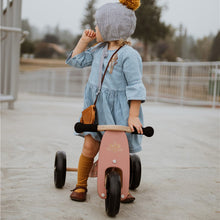 Cargar imagen en el visor de la galería, Bicicleta de equilibrio y triciclo de madera 2 en 1 Tiny Tot  - Coral