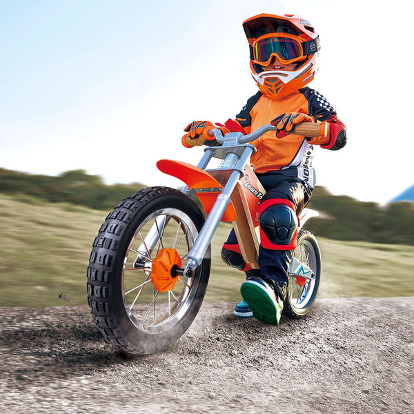 niño jugando con bicicleta sin pedales