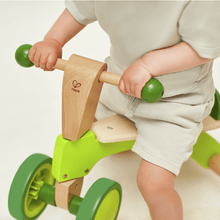 Cargar imagen en el visor de la galería, Bicicleta sin pedales de madera color verde