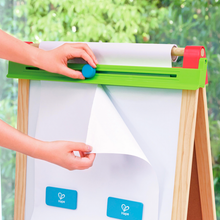 Cargar imagen en el visor de la galería, Pizarra para pintar el Pequeño Artista de Hape con accesorios