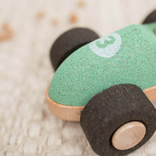 Cargar imagen en el visor de la galería, Coche de juguete de corcho y madera E-Cork Racer de Korko - Verde