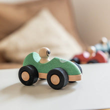Cargar imagen en el visor de la galería, Coche de juguete de corcho y madera E-Cork Racer de Korko - Verde