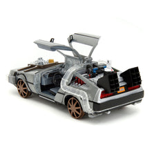Cargar imagen en el visor de la galería, Coche DeLorean Time Machine — Regreso al Futuro III (1885) – Jada Toys