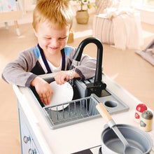 Cargar imagen en el visor de la galería, Cocina Infantil Deluxe Hape de Madera con Agua Corriente, Luces y Sonidos