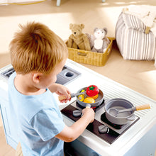Cargar imagen en el visor de la galería, Cocina Infantil Deluxe Hape de Madera con Agua Corriente, Luces y Sonidos