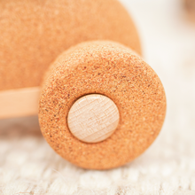 Cargar imagen en el visor de la galería, Juguete de arrastre de corcho natural Conejo Korko