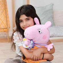 Cargar imagen en el visor de la galería, Peluche Mamá Pig con Evie Peppa Pig 33 cm