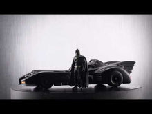 Cargar y reproducir el video en el visor de la galería, Coche Batmóvil 1989 de metal 1:24 con figura Batman – Jada Toys