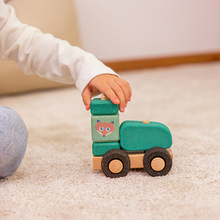 Cargar imagen en el visor de la galería, Tractor de juguete de corcho y madera Korko