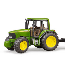 Carregar imatge al visor de la galeria, Tractor de joguina John Deere 6920 amb remolc bolquet
