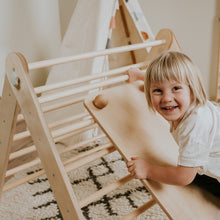 Carregar imatge al visor de la galeria, Triangle Pikler + Paret Sueca 2 en 1 + Rampa - Natural