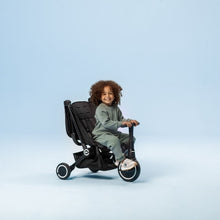 Carregar imatge al visor de la galeria, Tricicle Convertible SmarTrike Traveler Stroller Trike Onyx - Negre
