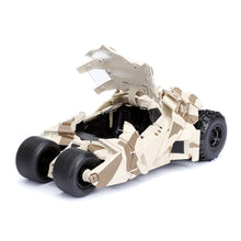 Cargar imagen en el visor de la galería, Vehículo Batmóvil Camuflaje 2008 – El Caballero Oscuro – Jada Toys
