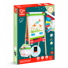 Carregar imagem no visualizador da galeria, Pizarra para pintar el Pequeño Artista de Hape con accesorios

