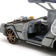 Cargar imagen en el visor de la galería, Coche DeLorean Time Machine — Regreso al Futuro III (1885) – Jada Toys
