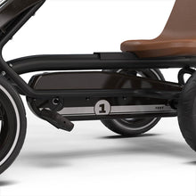 Carregar imatge al visor de la galeria, Kart a Pedals EXIT Foxy amb Remolc Espresso 
