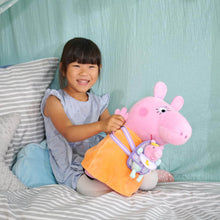 Cargar imagen en el visor de la galería, Peluche Mamá Pig con Evie Peppa Pig 33 cm
