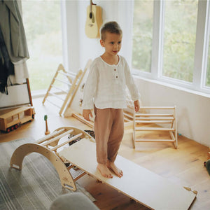 Rampa de escalda y tobogán Pikler de madera