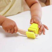 Cargar imagen en el visor de la galería, Tostadora de madera de juguete DING POP-UP de Hape
