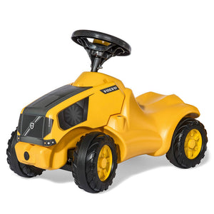 Tractor correpasillos Volvo con remolque