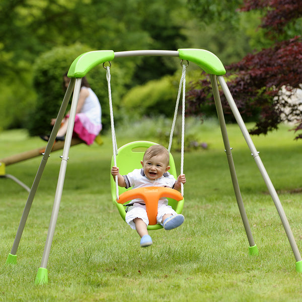 Columpio para bebé en el jardín