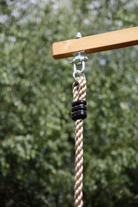 cuerda de nudos para escalar en el jardín