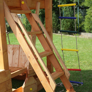 escalera de madera de parque infantil